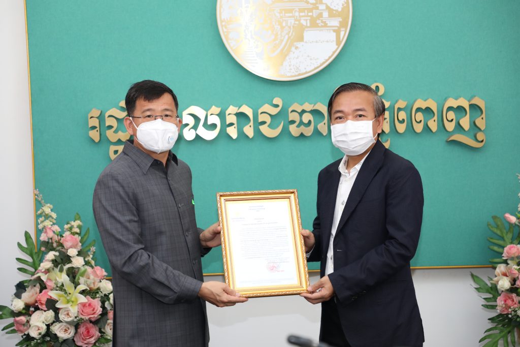 Peng Huoth Group Donates $50,000 to Samdech Techo Young Volunteer Doctors Association (TYDA) and $50,000 to Phnom Penh Capital Administration to Prevent the Spread of Covid-19 Disease