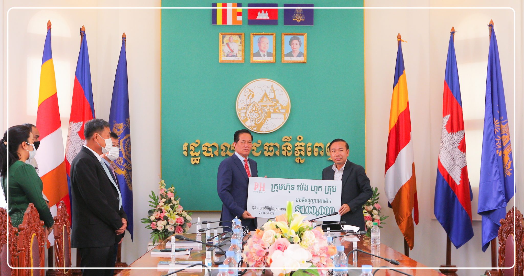 Peng Huoth Group contributes 100,000 USD to the Cambodian Tricycle Foundation Association for 2020 and 2021.